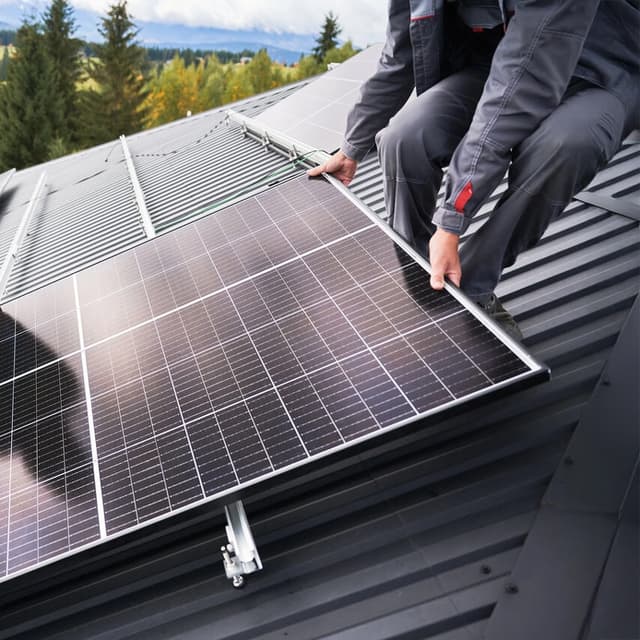 Solarmodul wird auf einem Dach montiert