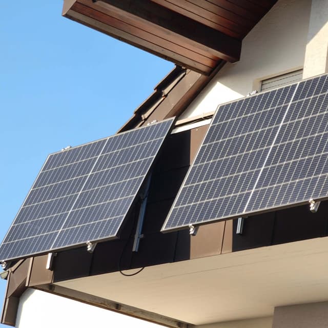 Zwei Solarmodule eines Balkonkraftwerks montiert an einem Wohnhausbalkon