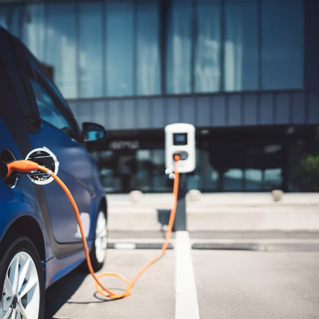 E-Auto lädt an einer Wallbox-Ladesäule
