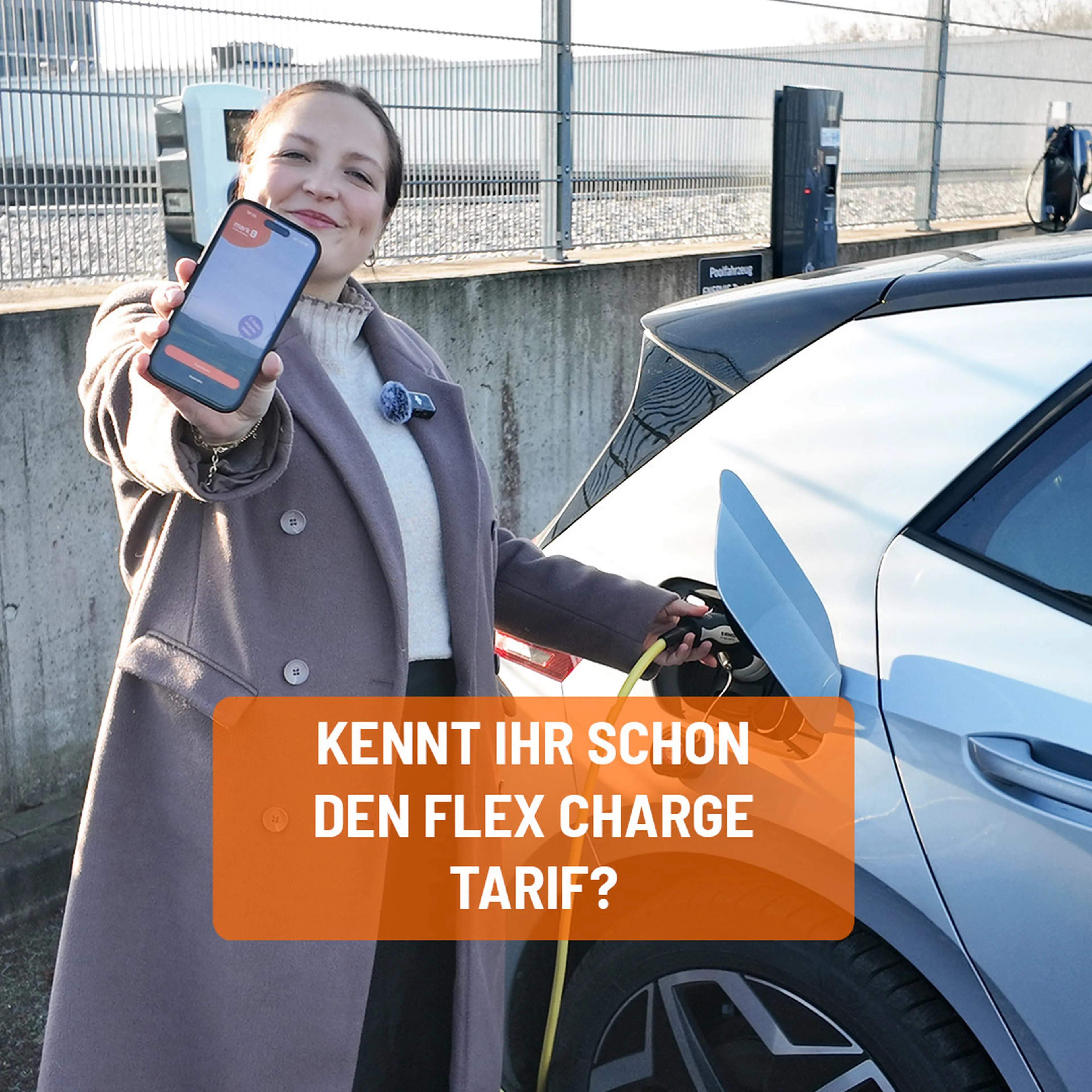 Mit der Flex Charge App 10 Cent pro geladene Kilowattstunde sparen - Bild mit einer jungen Frau, die den Ladestecker in das E-Auto steckt und dabei ein Handy in die Kamera hält