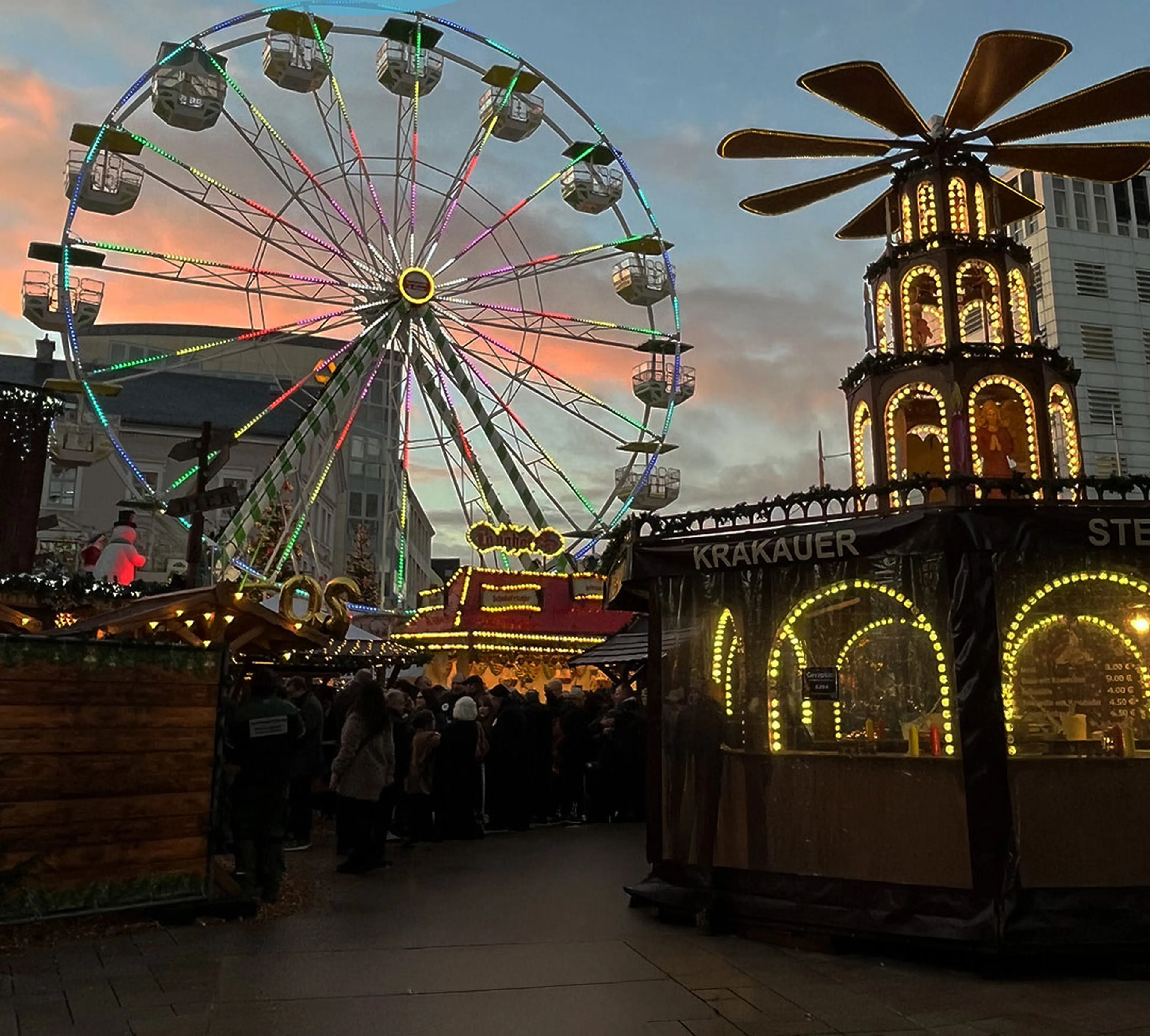Weihnachtspyramide, Riesenrad und viele Stände mit schönen Dingen und Leckereien auf dem Lüdenscheider Weihnachtsmarkt