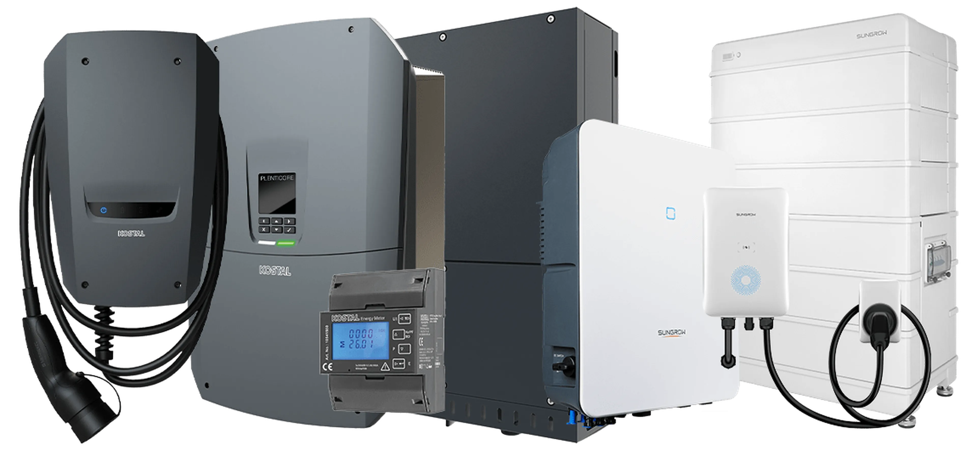 Abbildung mehrerer Produkte der Firmen Kostal und Sungrow vor weißem Hintergrund. Von links nach rechts: Ein dunkelgrauer Kostal-Wallbox-Ladecontroller mit langem, aufgerolltem Ladekabel, daneben ein grauer Kostal-Wechselrichter mit integriertem Display. Es folgt ein schwarzer Batteriespeicher oder Wechselrichtergehäuse von Kostal. Davor ein kleiner, grauer Kostal-Energiemesser mit digitalem Display und Tasten. Rechts daneben stehen Produkte von Sungrow: Ein weißer Sungrow-Wechselrichter mit quadratischer blauer Statusanzeige auf der Front, darunter ein kleiner, weißer Sungrow-Ladecontroller mit rundem, blauen LED-Ring. Ganz rechts ein großer, weißer Sungrow-Batteriespeicher in Schrankbauform mit seitlichem Griff und Anschlussmodul.