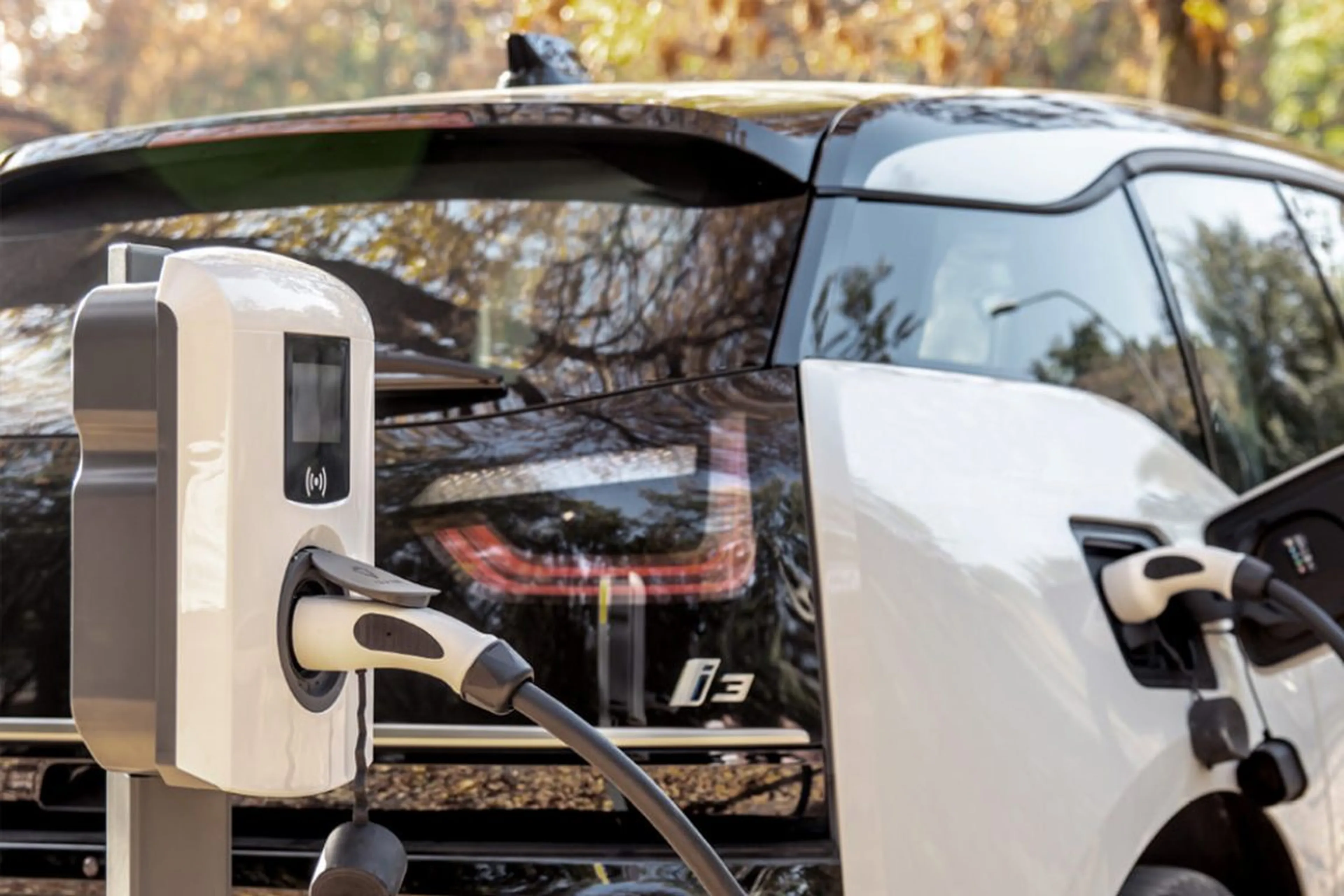 Elektroauto wird an einer Wallbox-Ladestation aufgeladen.
