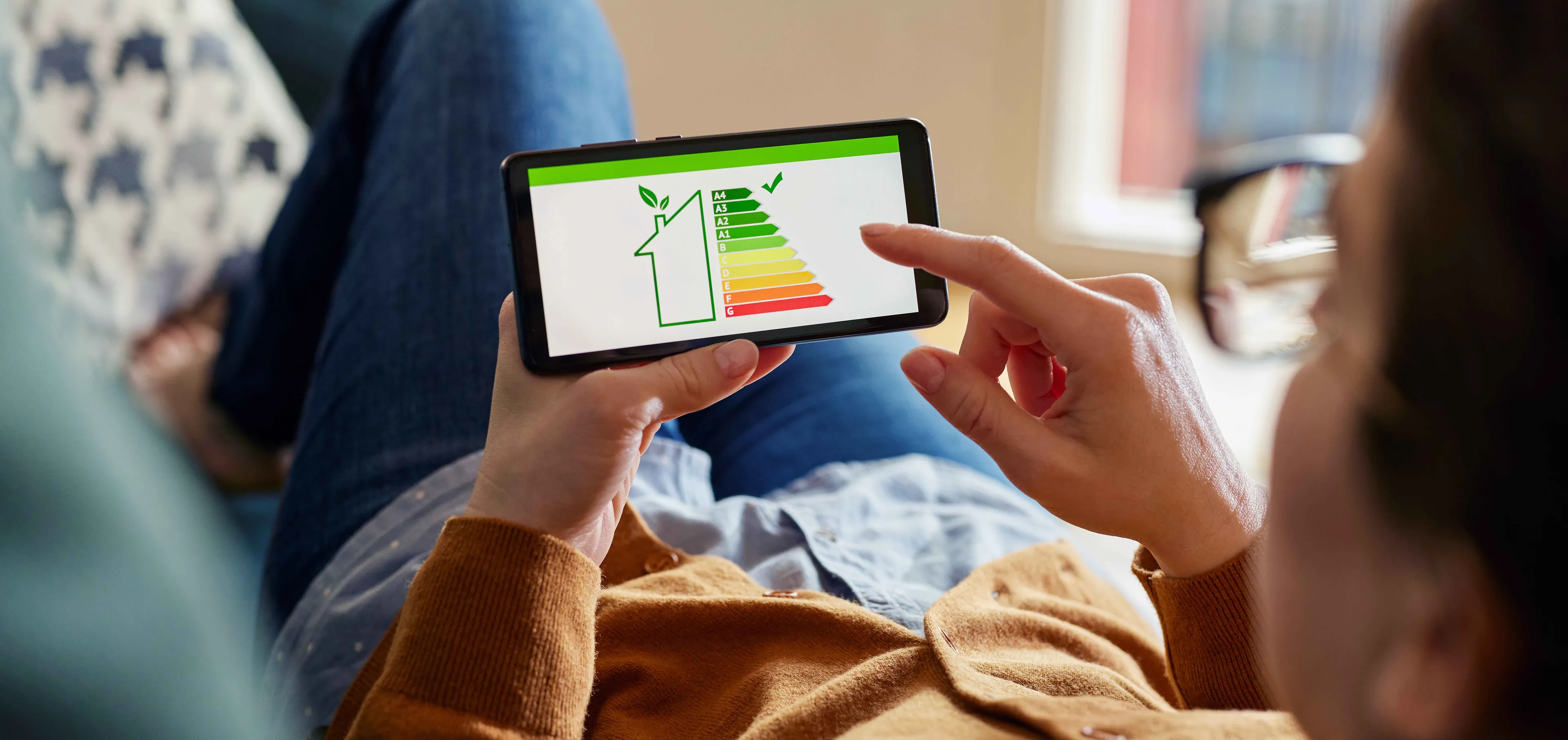 Energiestufen - Energiesparprogramm - Frau am Smartphone