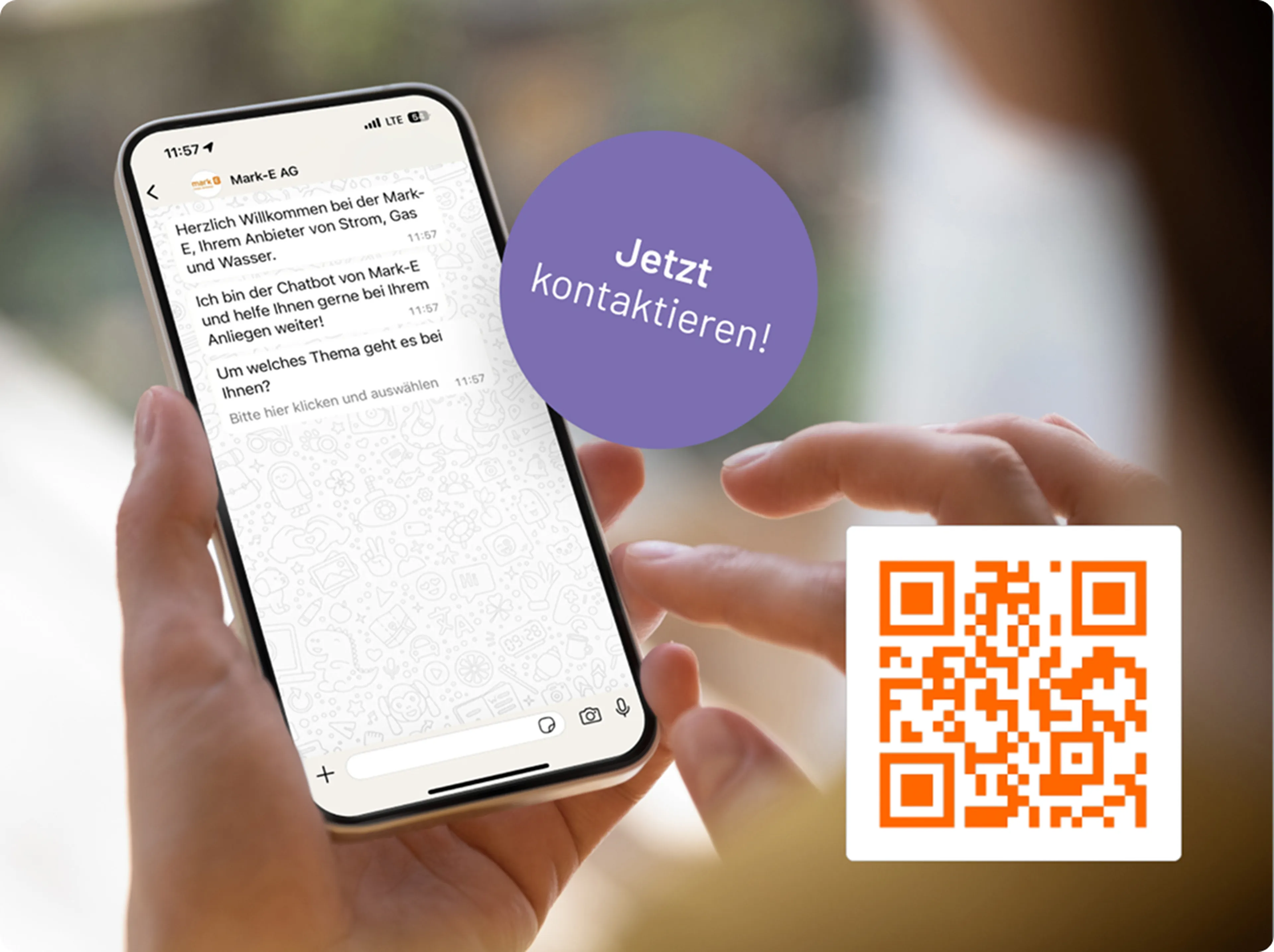 Person ist am Handy. Auf dem Bildschirm ist der Whatsapp Chat mit dem Kundenservice und ein QR Code zum scannen.