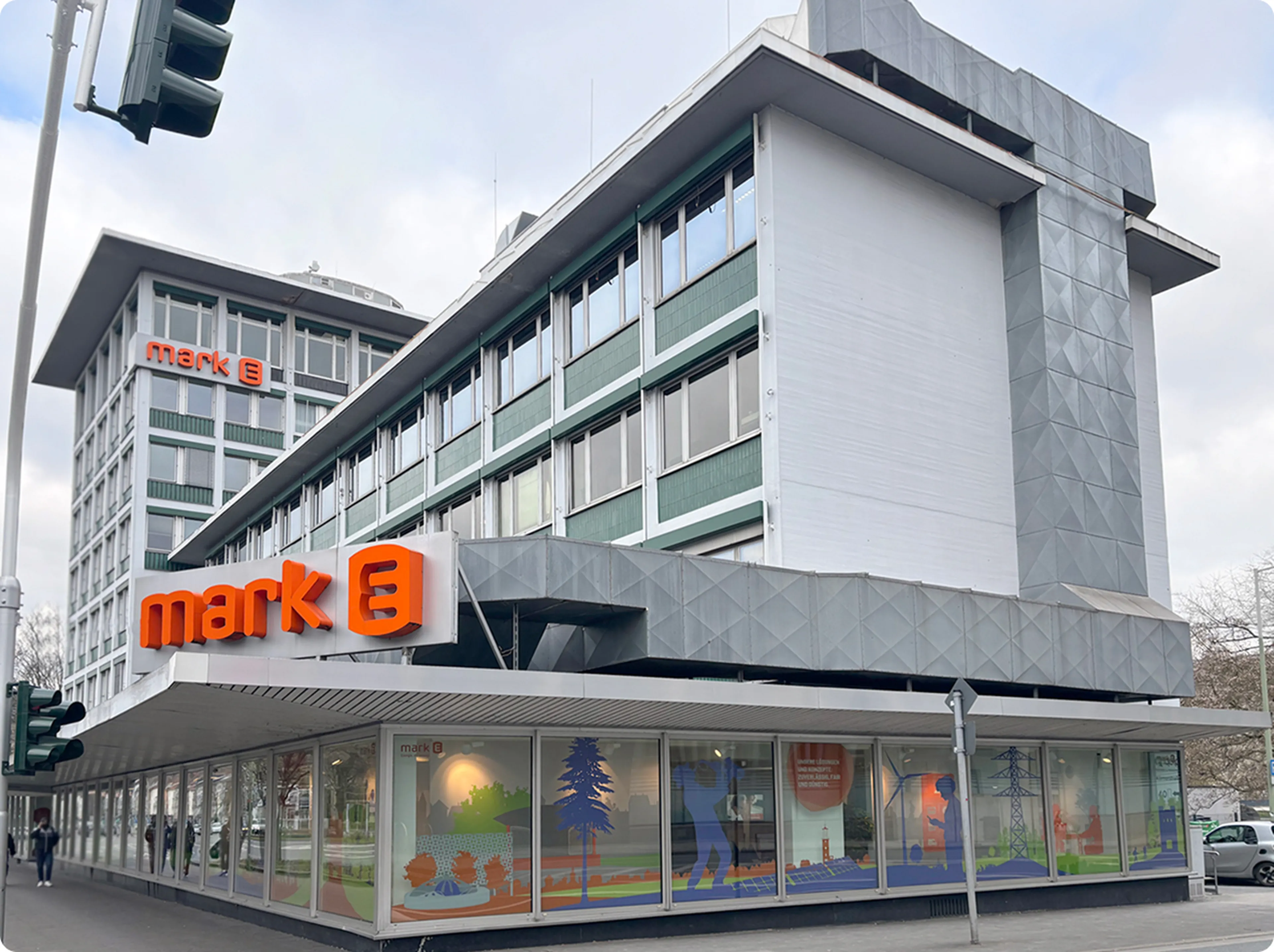 Mark-E Forum in Hagen. Ein großes, graues Gebäude.