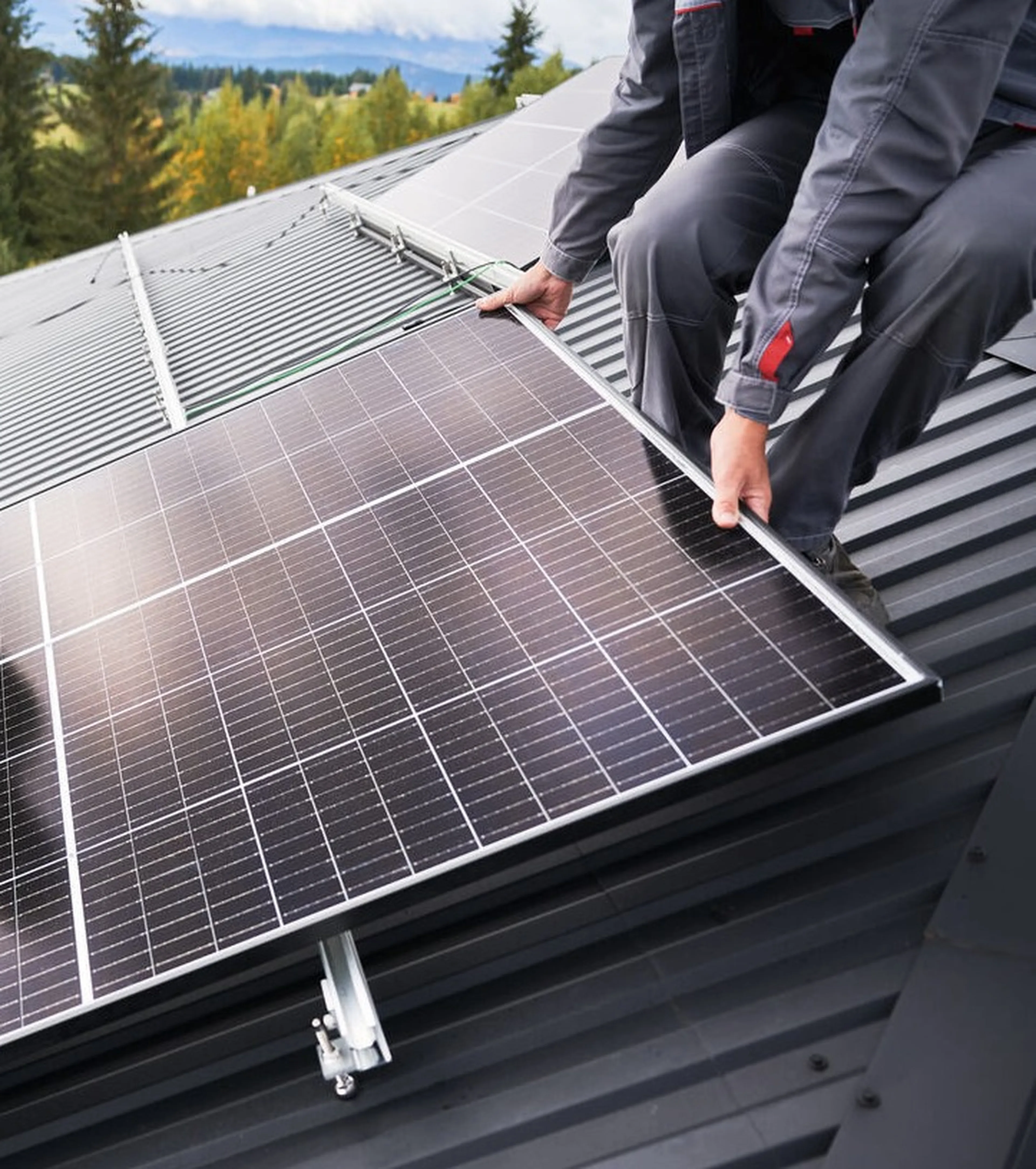 Techniker installieren PV-Anlage auf einem Dach