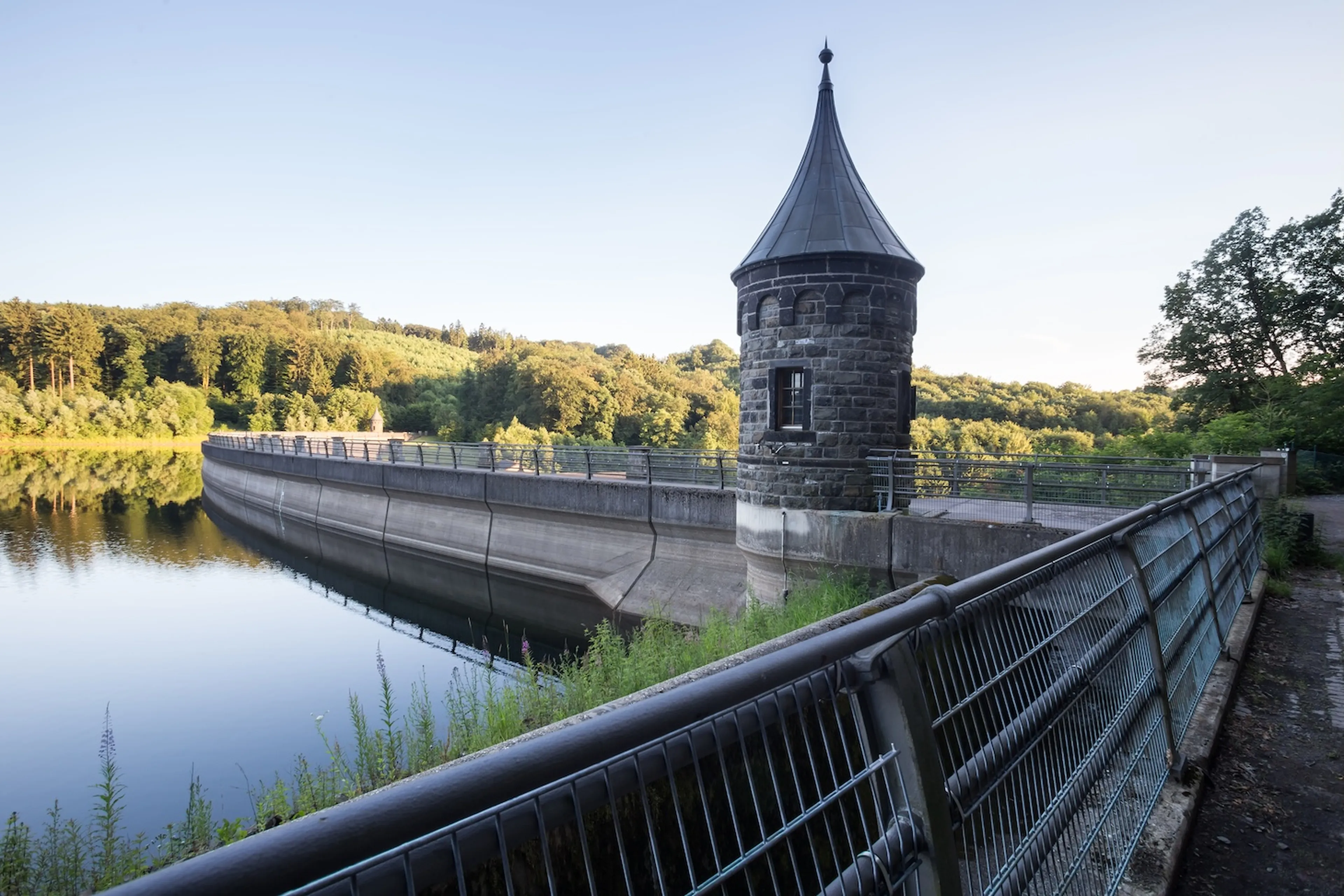 Wasserwerk mit Wasserquelle, Weg und Turm.