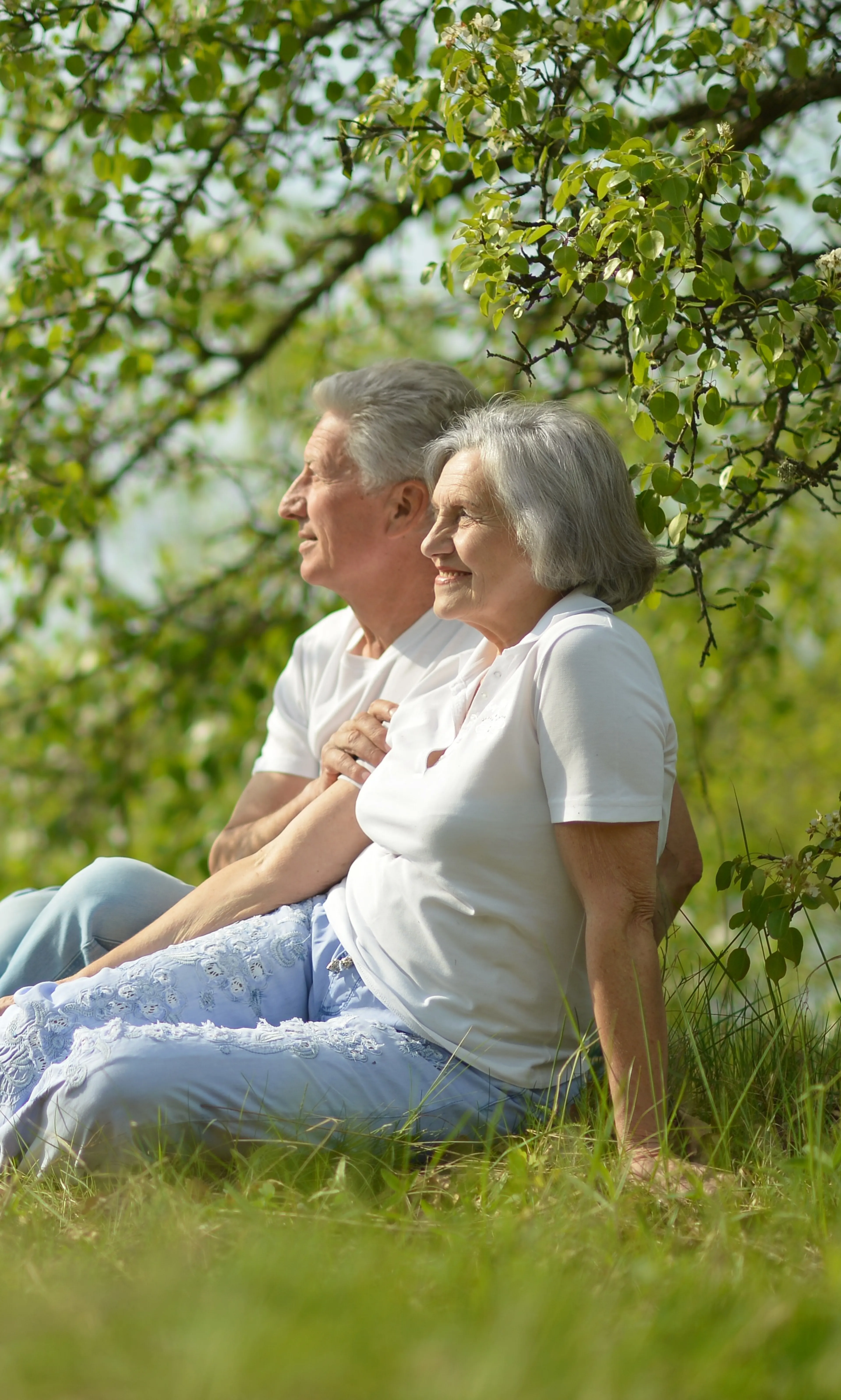 Älteres Paar sitzt entspannt im Grünen – klimafreundlich heizen mit Klima Fair Gas von Mark-E.