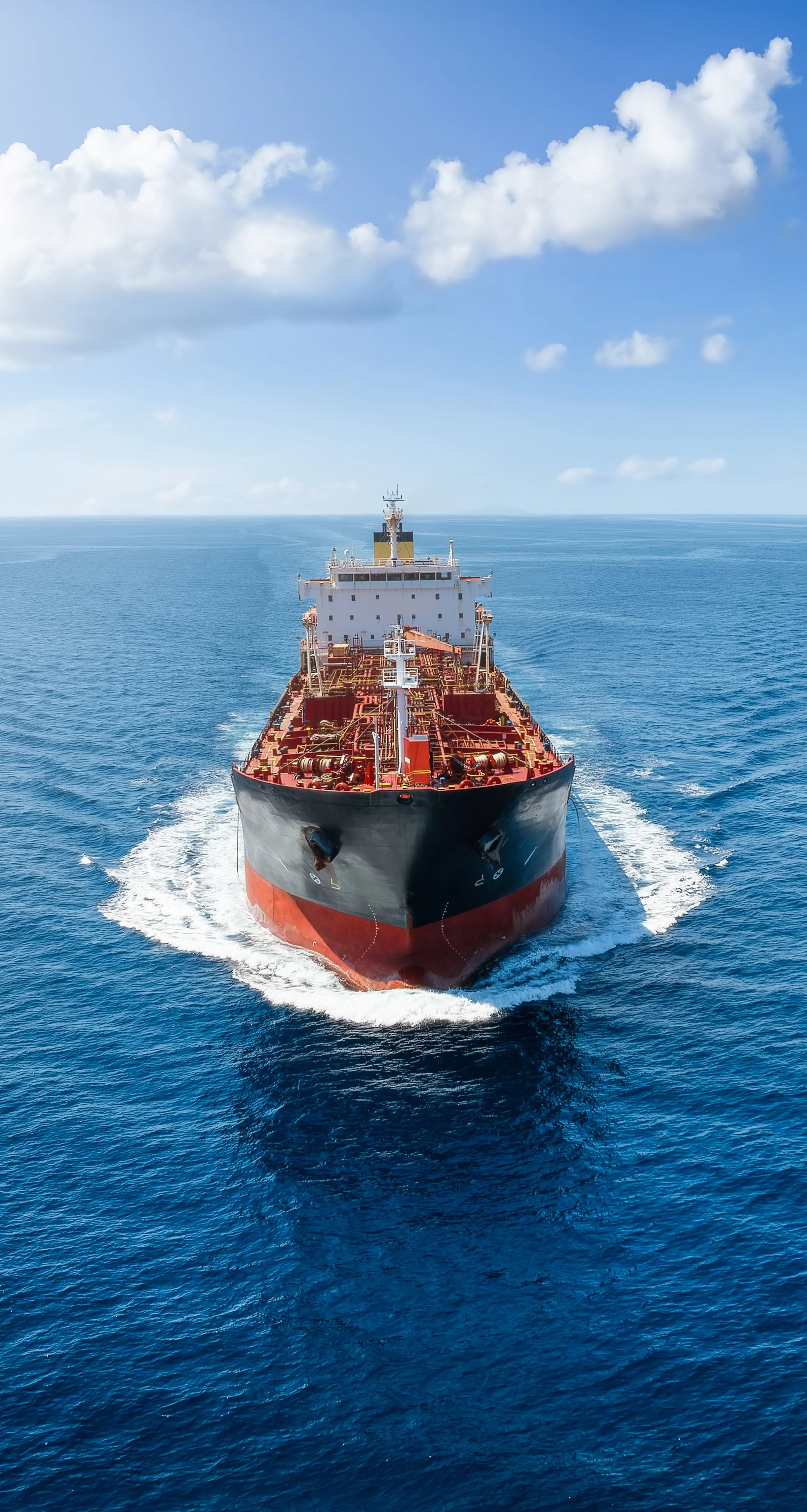 Ein großes Tankschiff fährt auf offener See