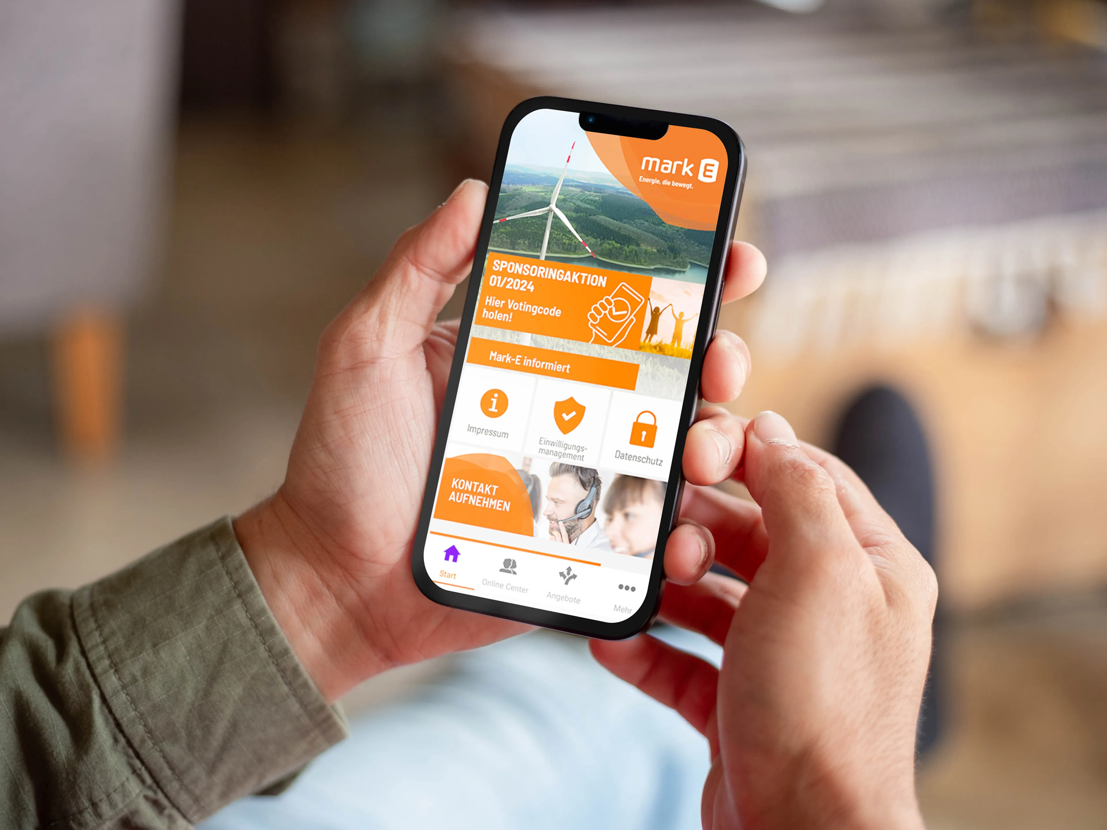 Eine Person hält ein Smartphone in der Hand.