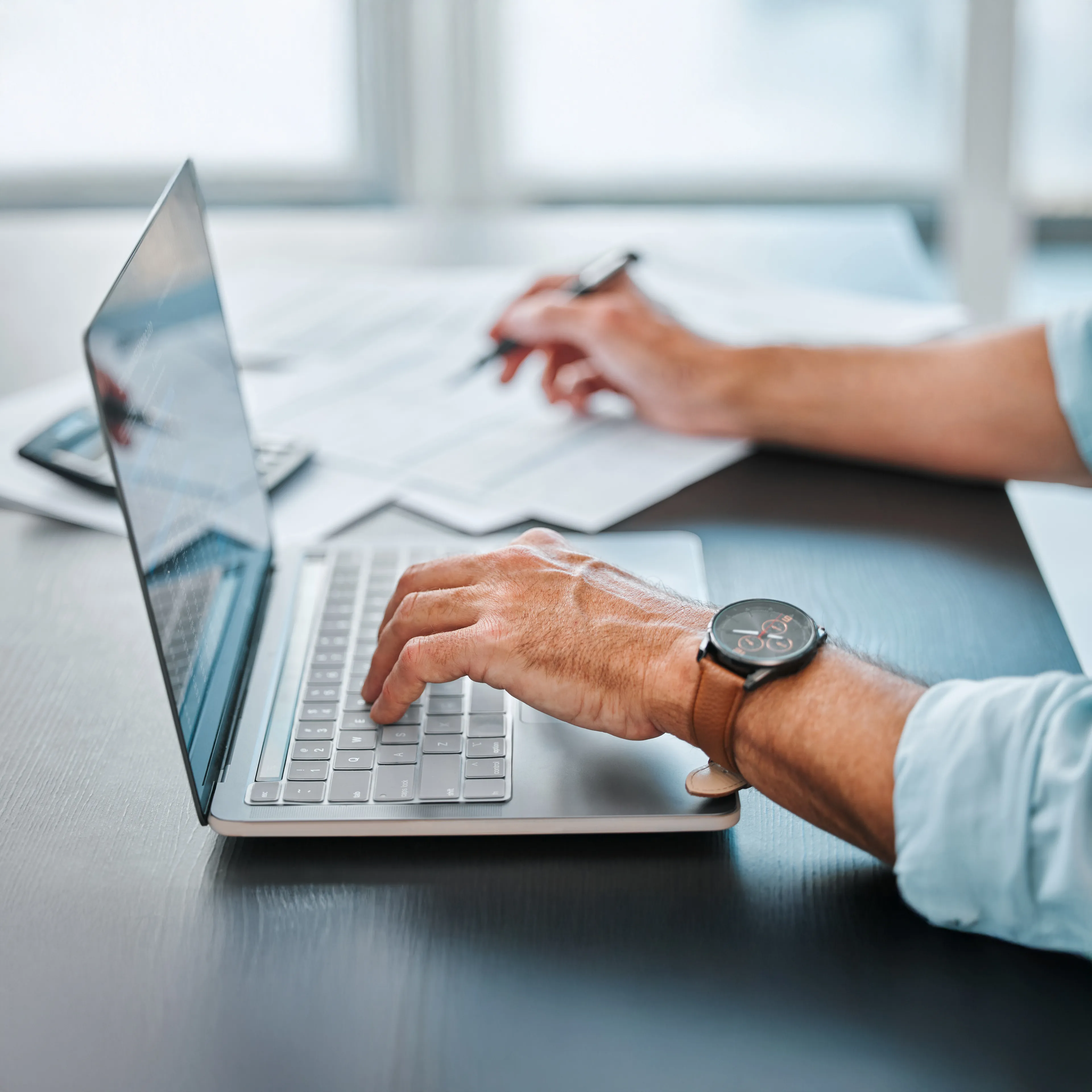 Nahaufnahme einer Hand auf einer Laptop-Tastatur