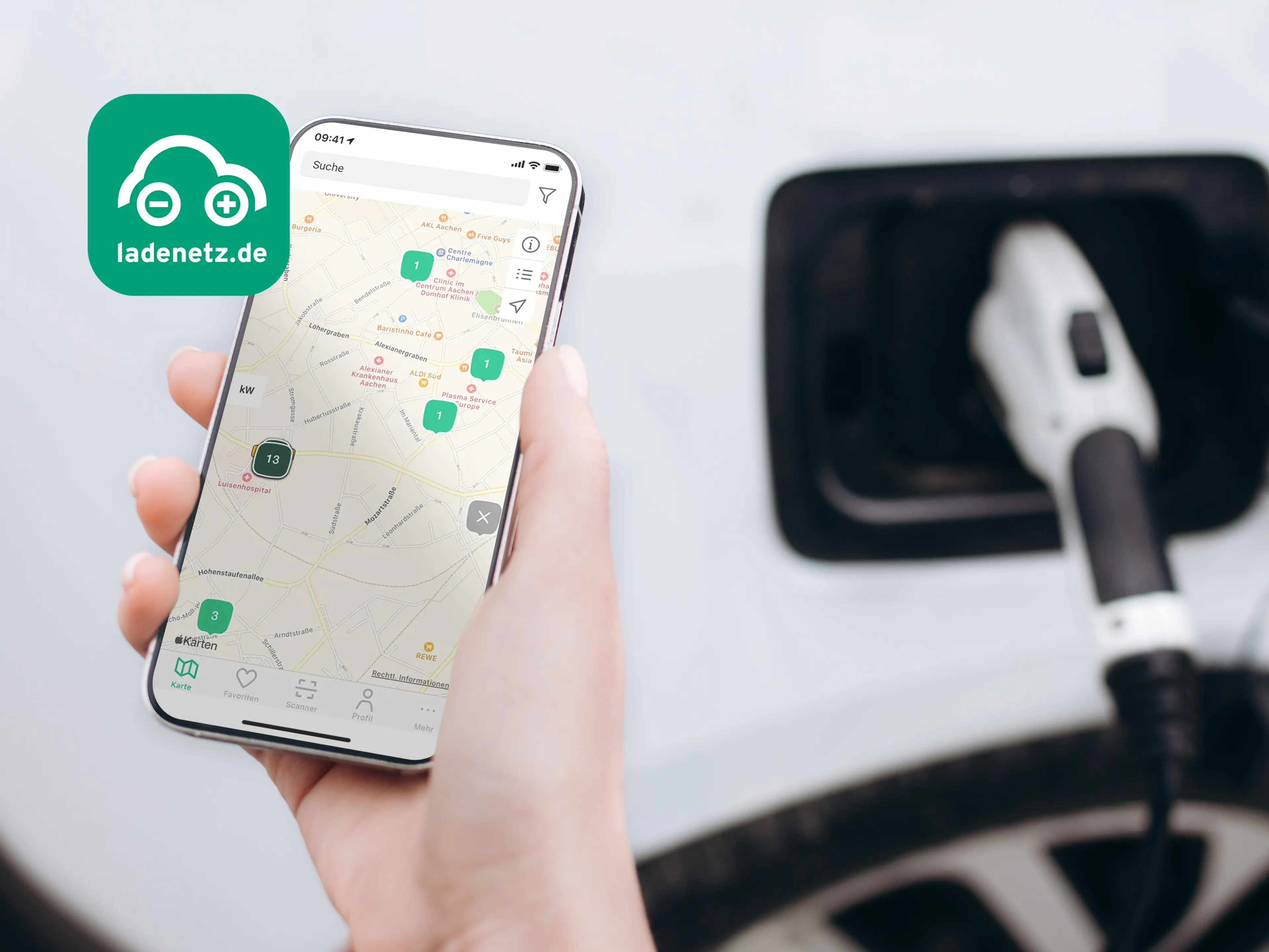 Eine Hand hält ein Smartphone, das eine Ladestations-App anzeigt, neben einem Elektroauto, das gerade aufgeladen wird.