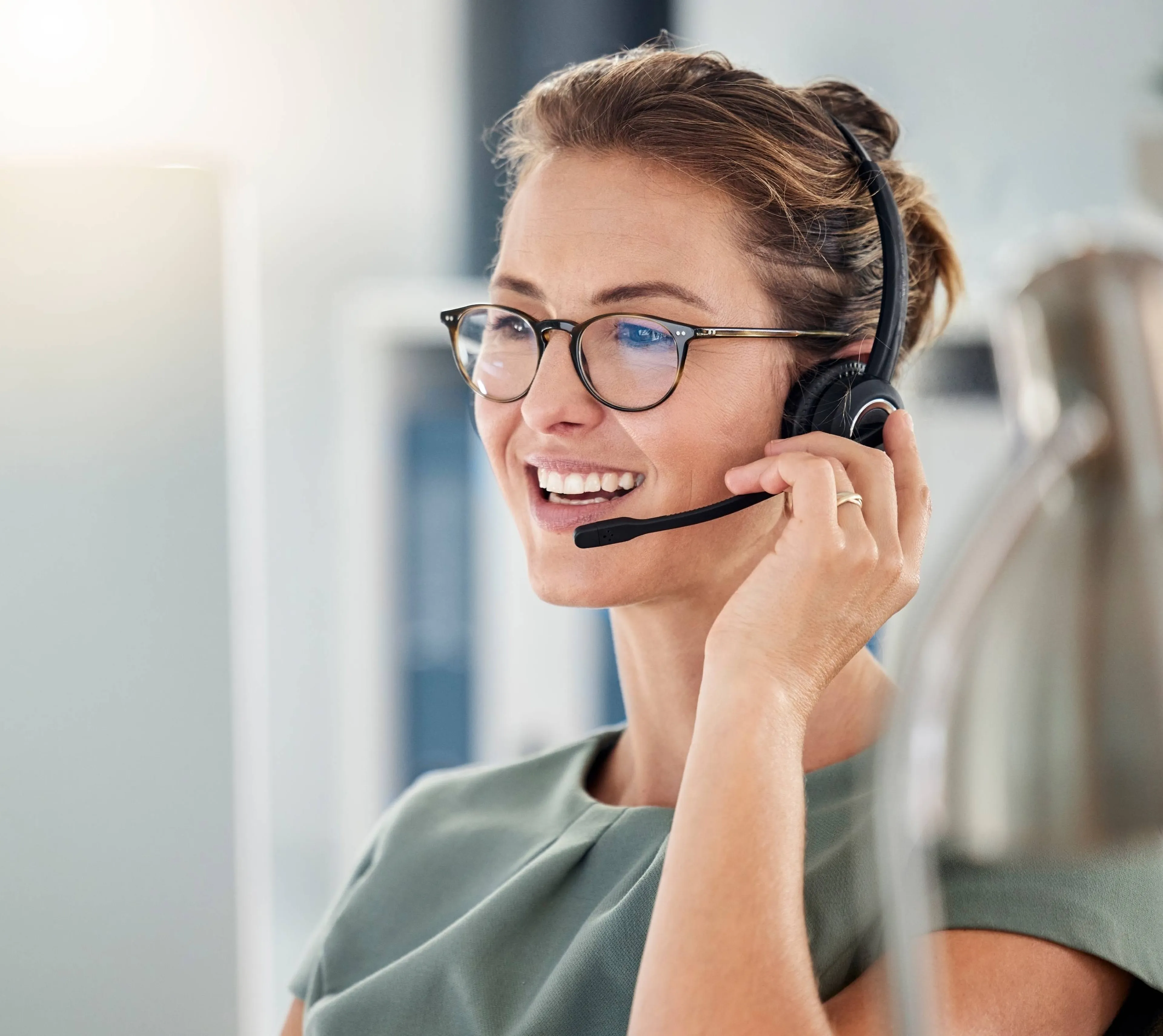 Freundliche Frau mit Headset am Arbeitsplatz – kompetenter Kundenservice bei Mark-E.