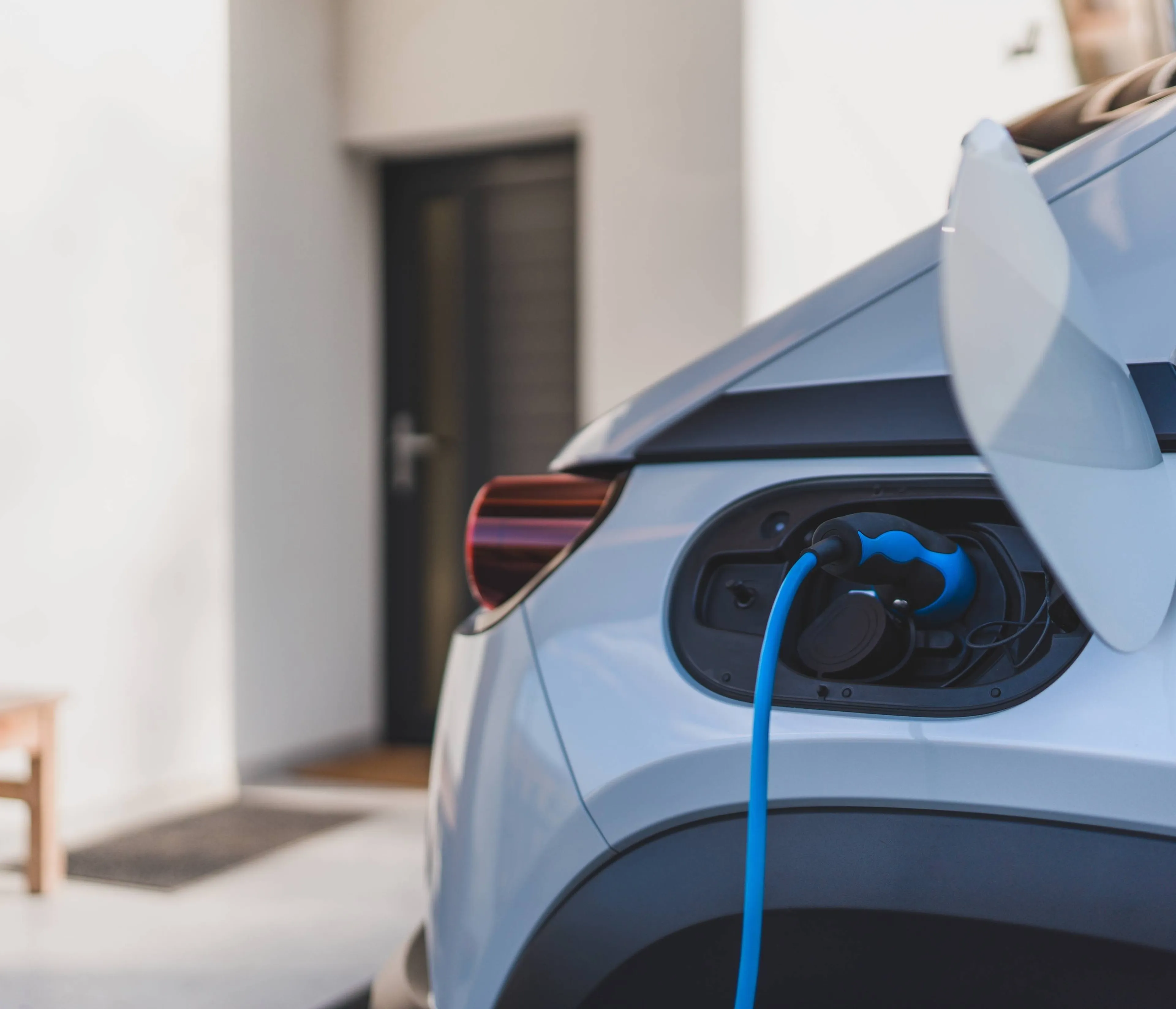 Elektroauto wird neben einem Haus geladen