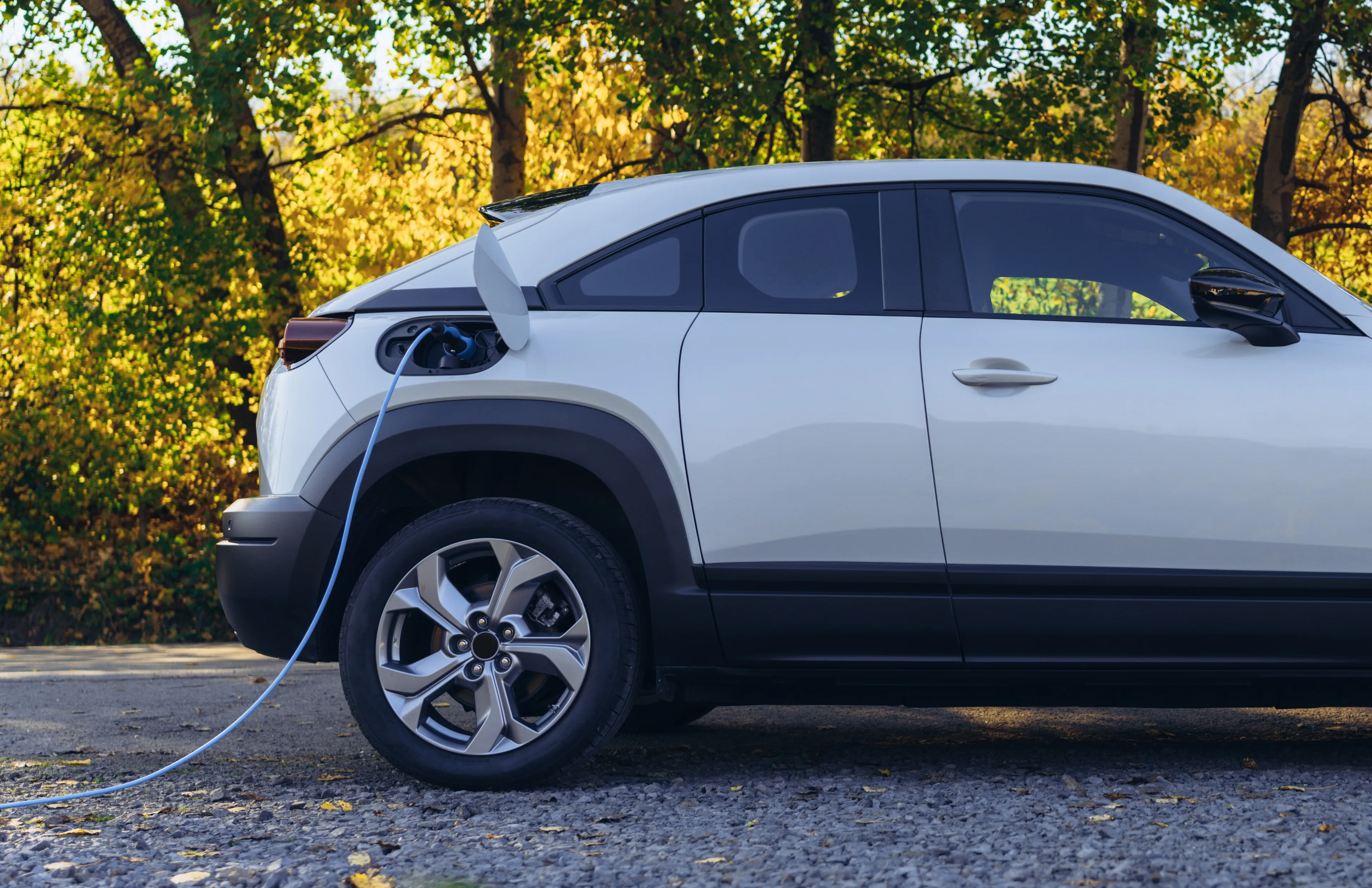 Elektroauto lädt an einer öffentlichen Ladestation – nachhaltige Mobilität mit Flex Charge Strom von Mark-E.