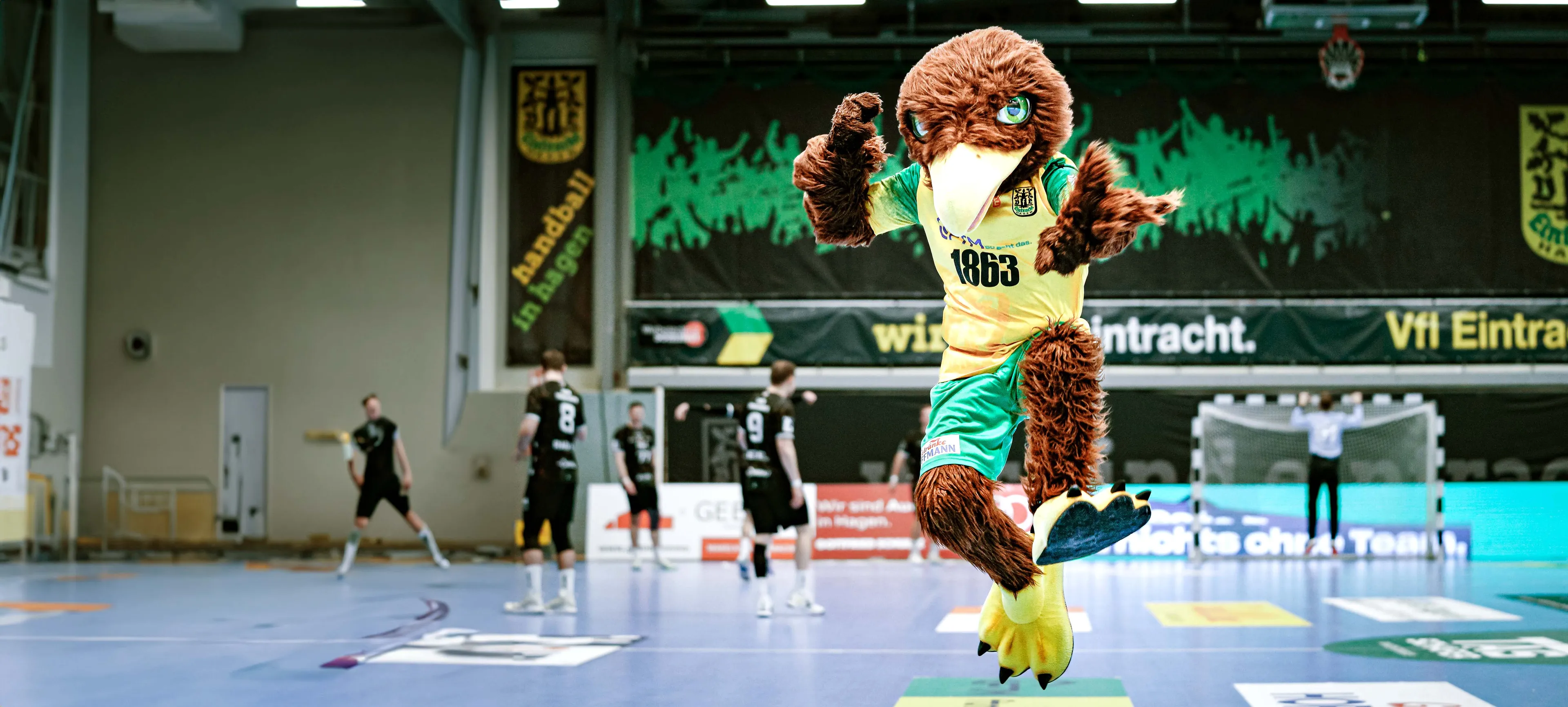 Maskottchen des VfL Eintracht Hagen bei Handballspiel in der Halle