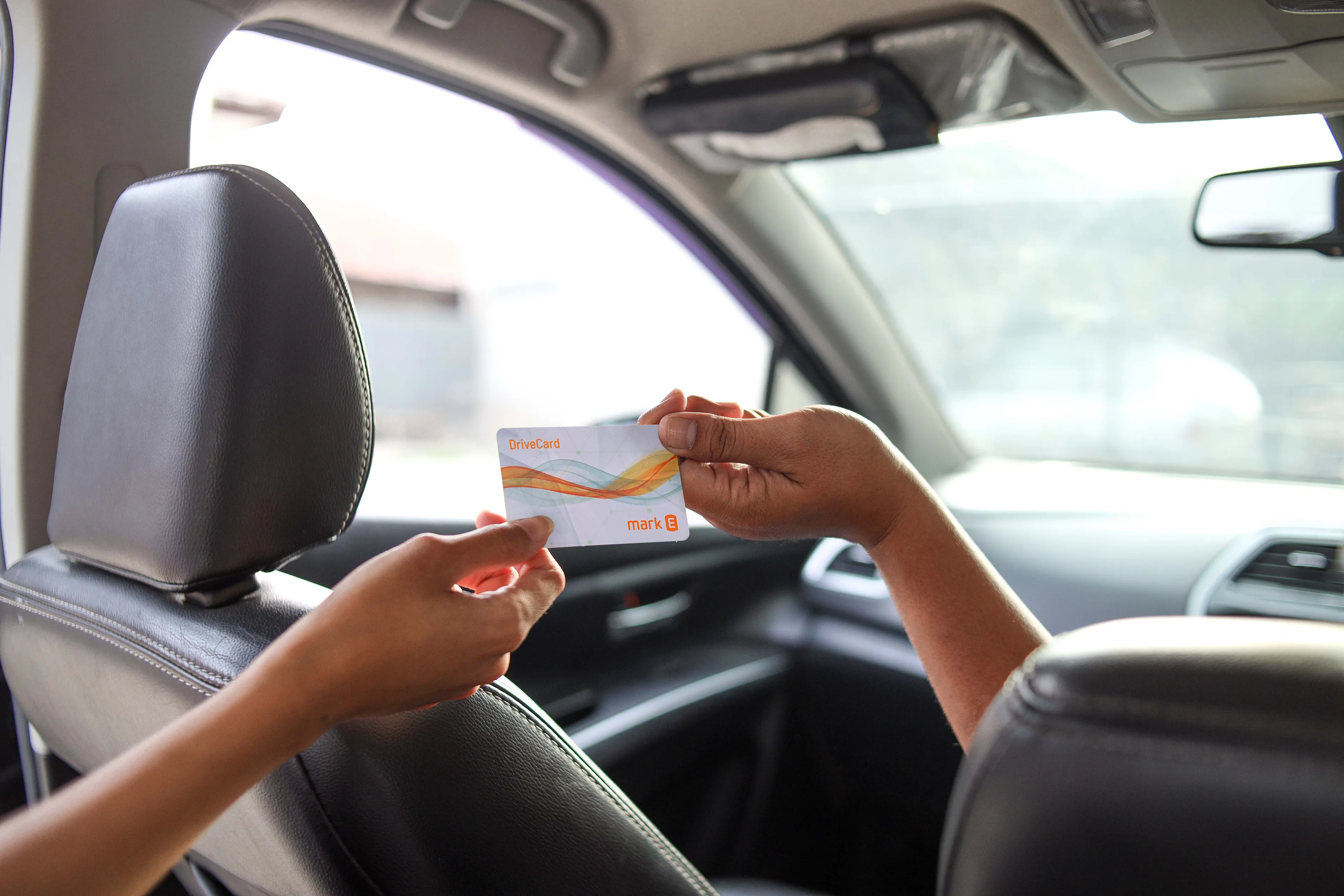 Drivecard wird im E-Auto übergeben