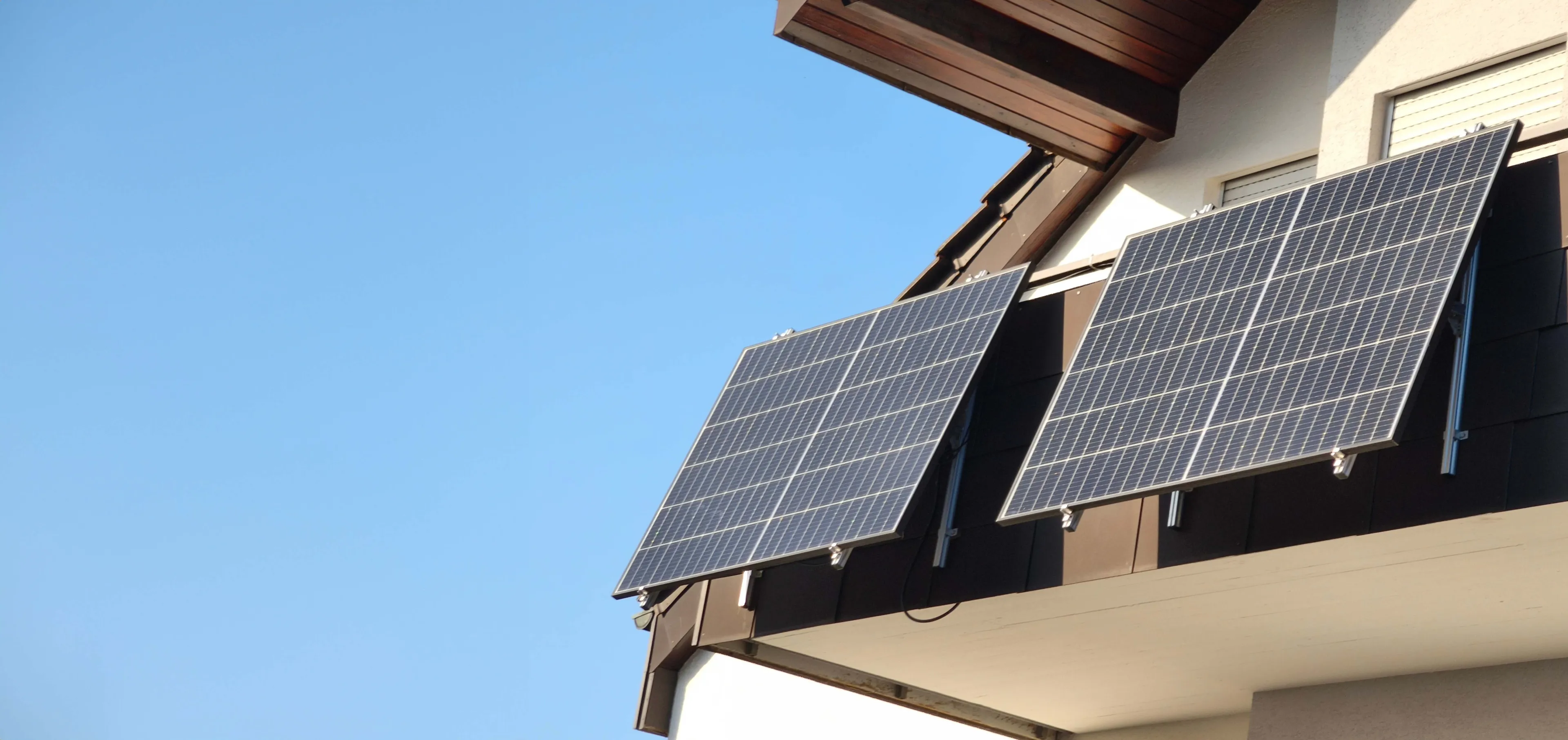Solarmodule an einem Balkon montiert – kompakte Stromlösung mit Balkonkraftwerken von Mark-E.