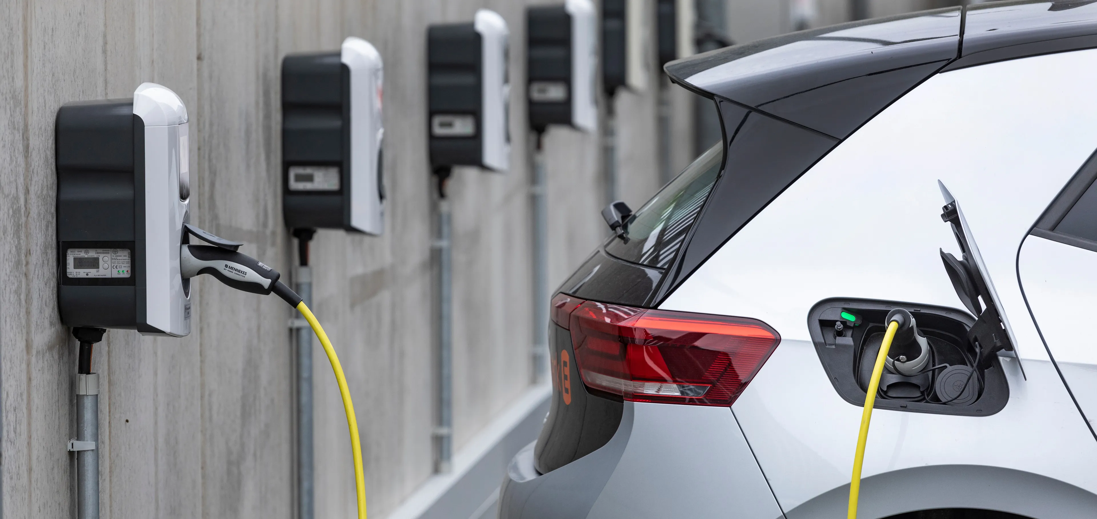 E-Auto läd an Ladesäule in einem Fuhrpark