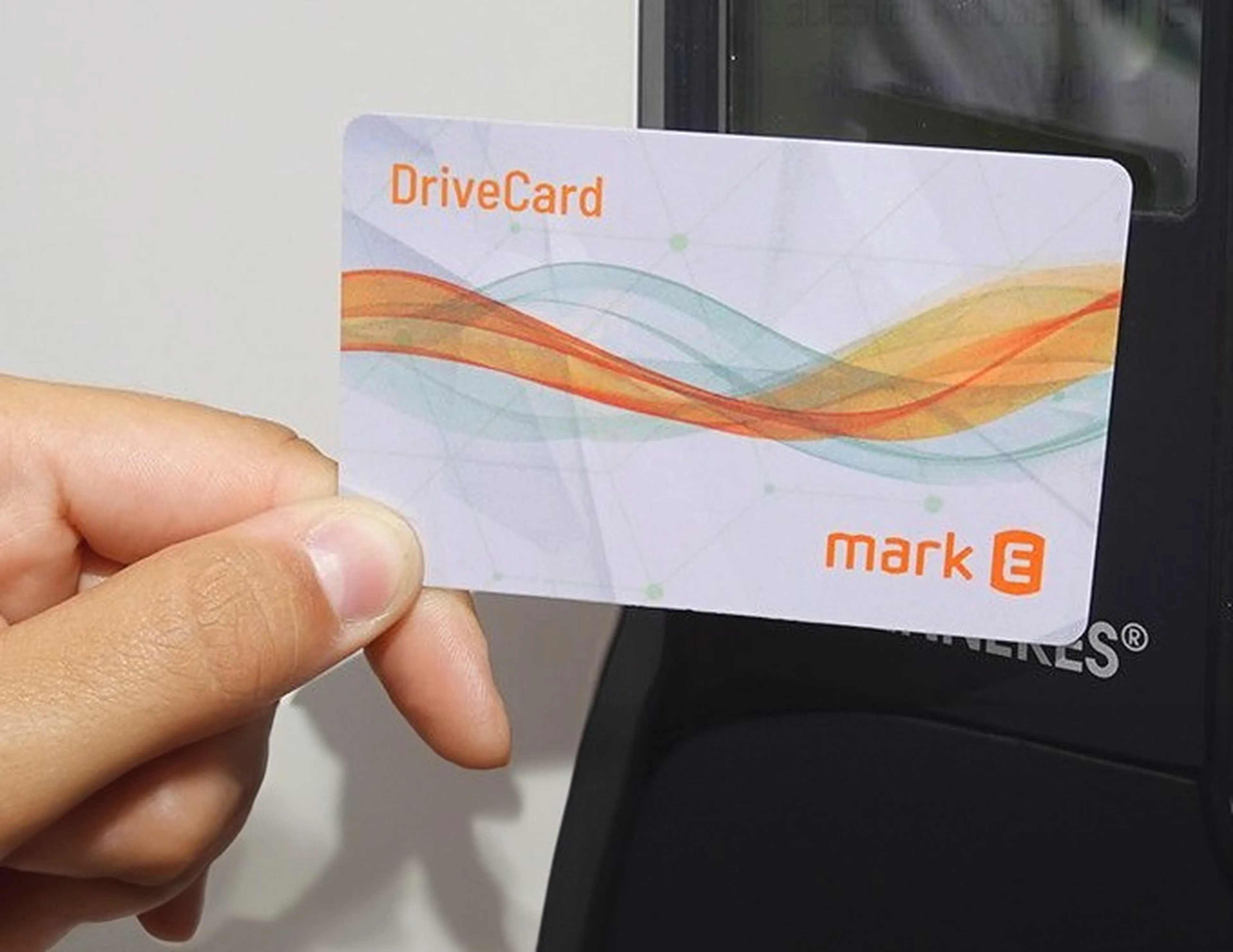 Finger halten eine mark-E DriveCard