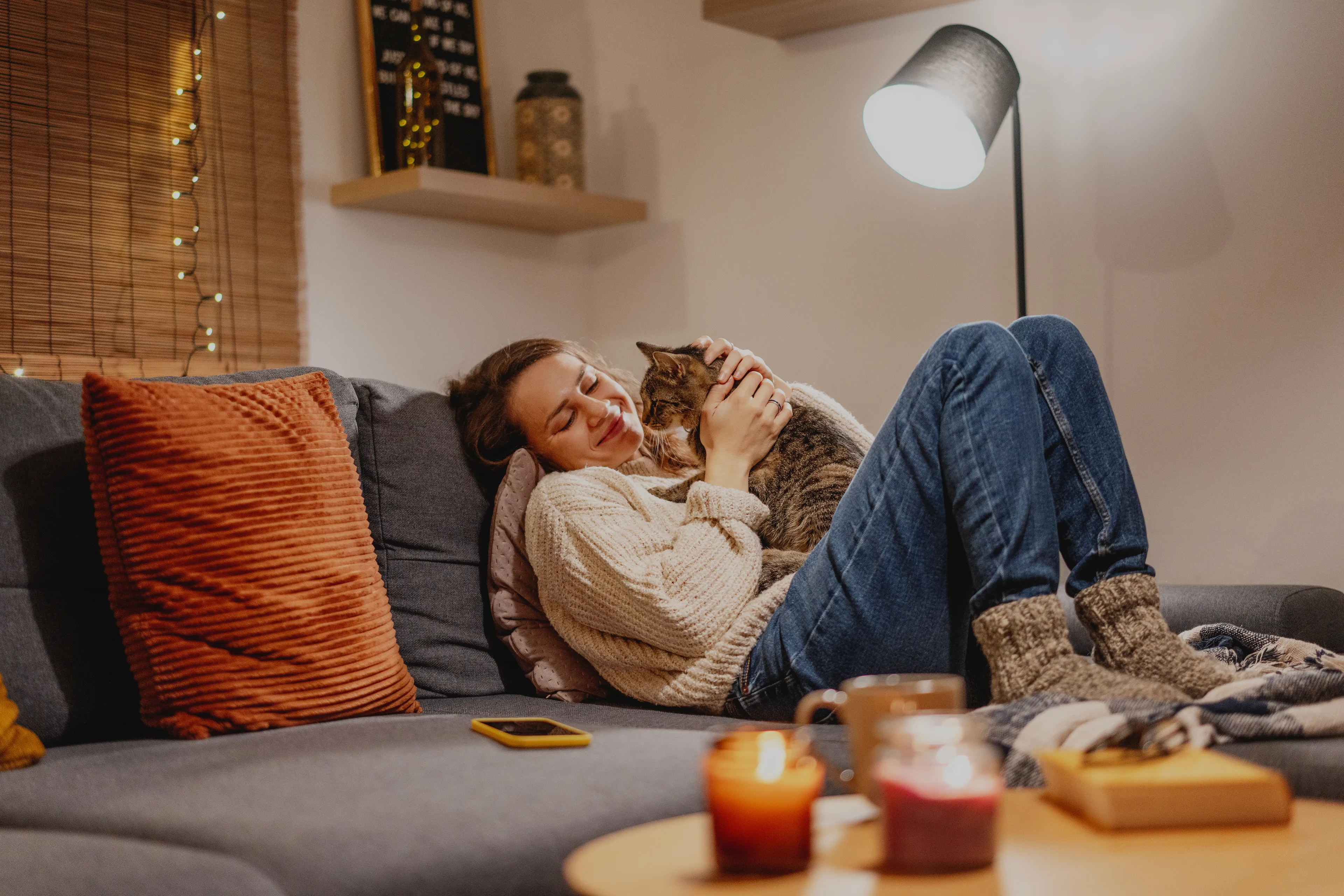 Strom Frau sitzt mit Katze auf Sofa