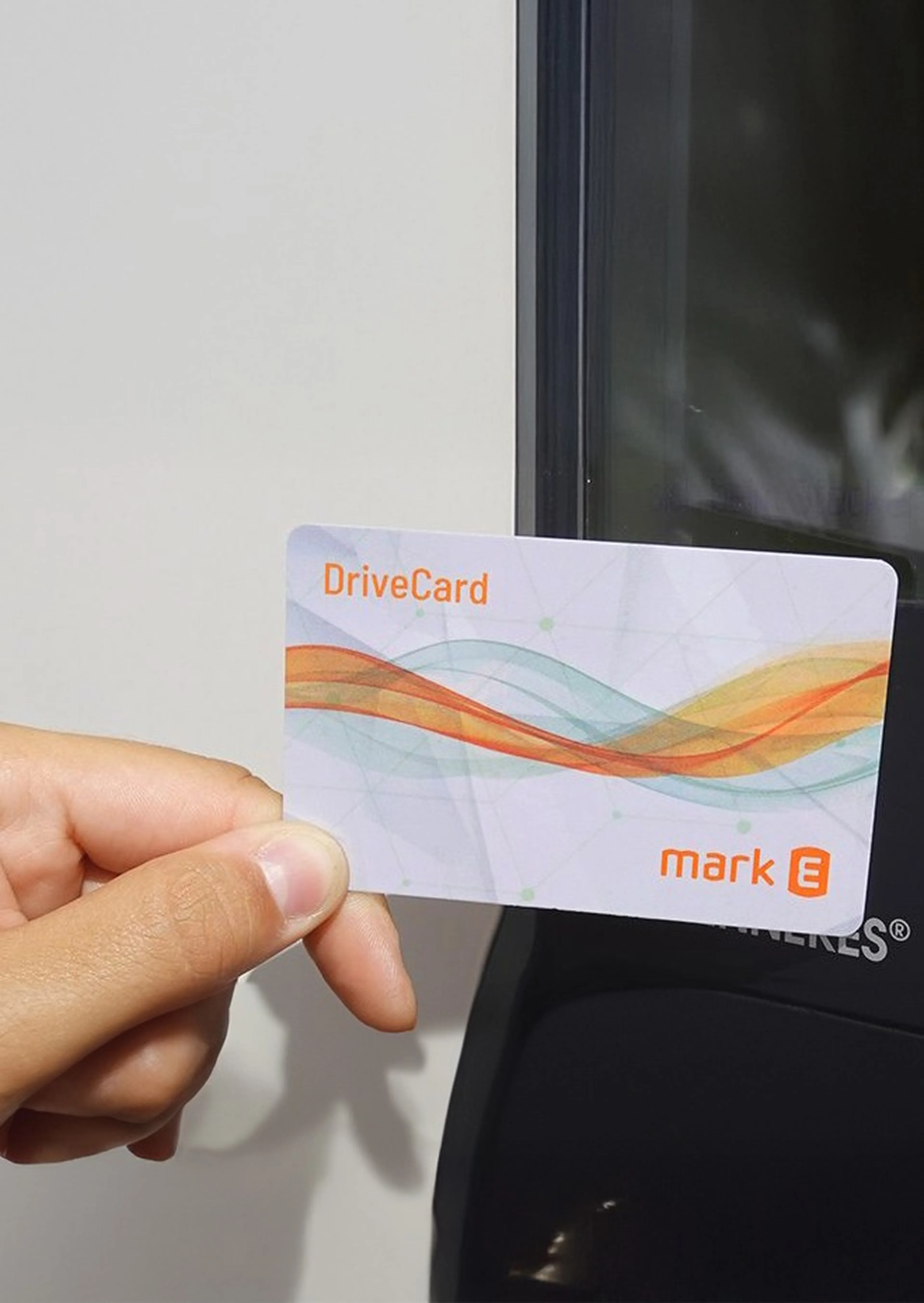 Finger halten die DriveCard von Mark-E.